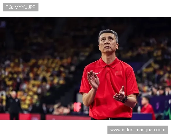 场边教练指挥瞬间捕捉，展现不同性格与风格